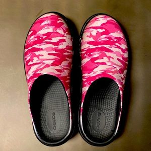 Women’s Oofos OOcloog luxe limited edition pink camo clog
